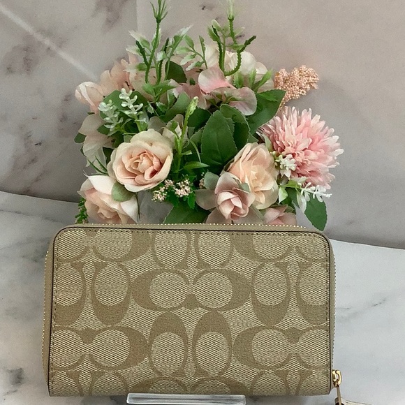 NWT- COACH- Medium Zip Around Wallet - Picture 3 of 5